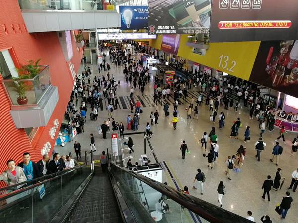 A picture shows the lively and exciting canton fair.