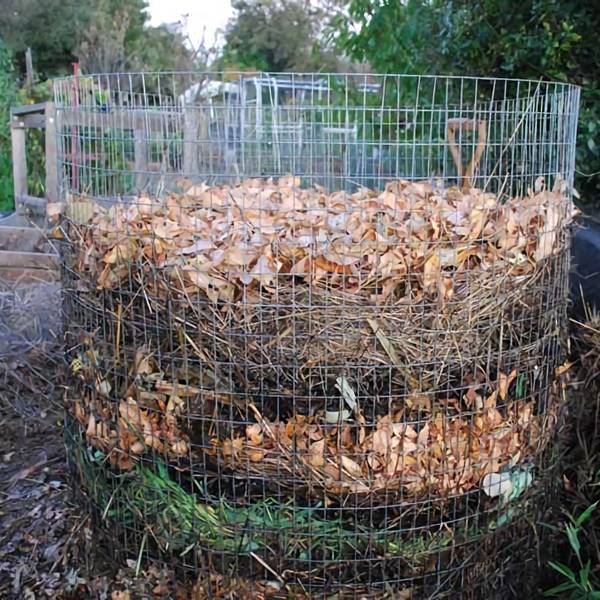 Circle wire compost bin for mixed waste composting purpose.