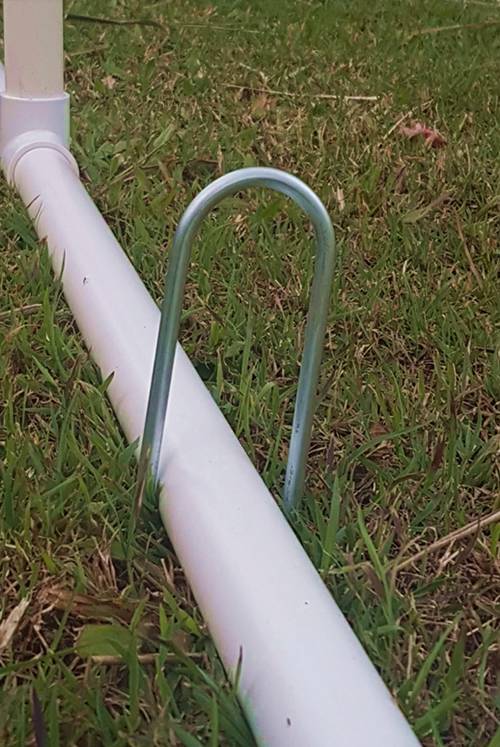 The plastic pipe is fixed with round top sod staple.