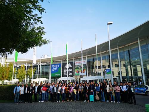 Group photo of Chinese exhibitors in front of the pavilion.