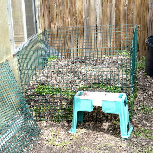 Wire compost bin connected with spiral clasps for mixed waste composting purpose.