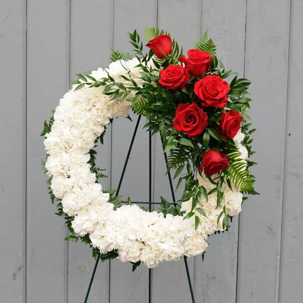 The rose wreath is arranged with wire wreath stand.